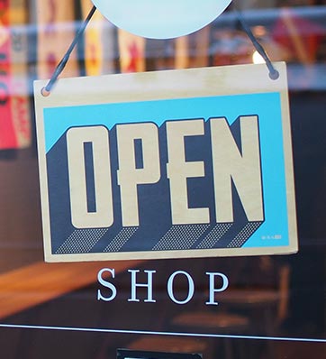 שלט שרשום עליו open